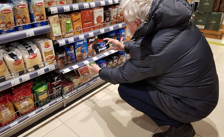 Сегодня мониторинговая группа муниципальной Общественной палаты  отслеживала розничные цены на социально значимые продукты в супермаркете "Азбука вкуса" на пр. Космонавтов, д.4.