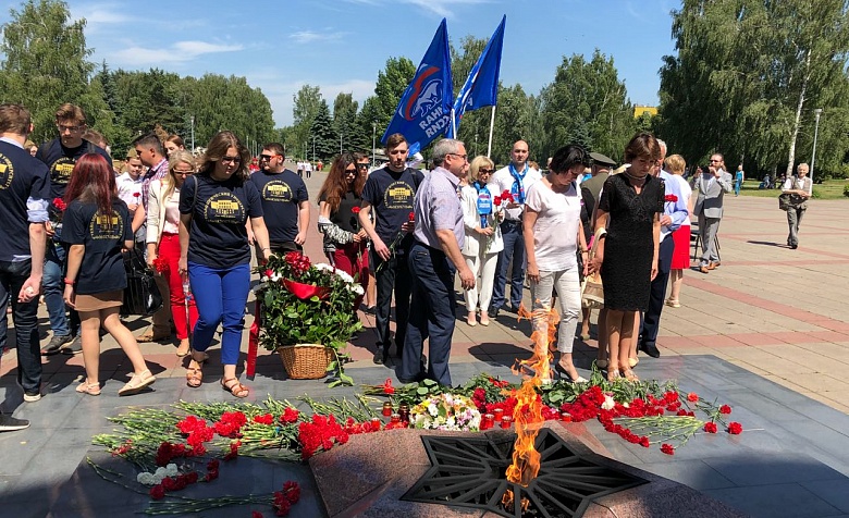 Делегация Общественной палаты г.о. Королев приняла участие в городском траурном митинге и возложении цветов к памятникам павших воинов.