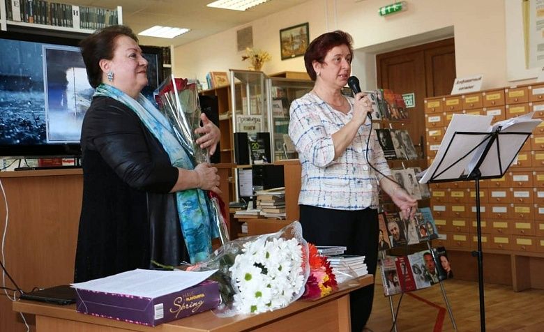 Приняли участие в открытии выставки художника, поэта Наталии Абашиной «С весной в душе…», которая прошла в Центральной городской библиотеке.