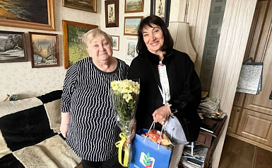 Поздравили с днём рождения председателя совета ветеранов работников народного образования и науки Анну Ивановну Филатову.