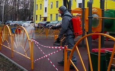 Проинспектировали работу городской службы по дезинфекции детской игровой площадки во дворе д. №1 по ул. Ленина