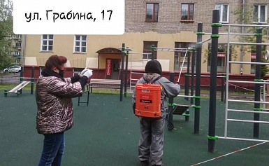 Проинспектировали работу городской службы "АВТОБЫТДОР" по обработке дезинфектантами детской игровой площадки