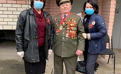 9мая у дома ветерана Великой Отечественной войны СЫЧЕВА АРКАДИЯ АНДРЕЕВИЧА прошел мини - парад
