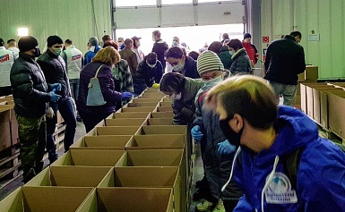 Совместно с волонтерами Международного благотворительного фонда «Окно в мир» приняли участие в акции по комплектованию коробок с продуктовыми наборами для жителей Подмосковья