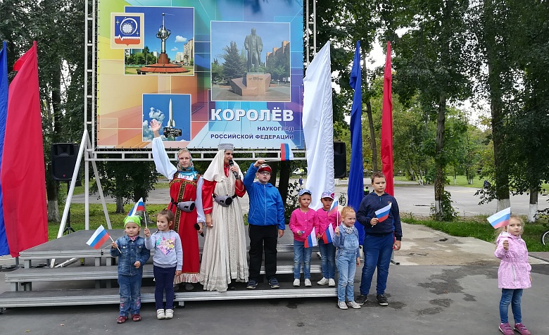Участие в организации и проведении в Парке "КОСТИНО" тематической программы  "Наш государственный флаг"