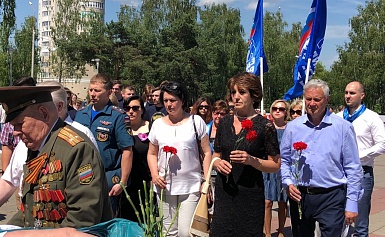 Делегация Общественной палаты г.о. Королев приняла участие в городском траурном митинге и возложении цветов к памятникам павших воинов.