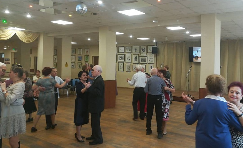 Участие в проведении Танцевального вечера отдыха для людей  среднего и старшего  возраста «Пусть миром правит любовь!»