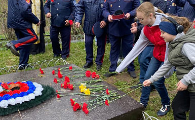 Возложили цветы к памятнику воинам, погибшим в годы Великой Отечественной войны