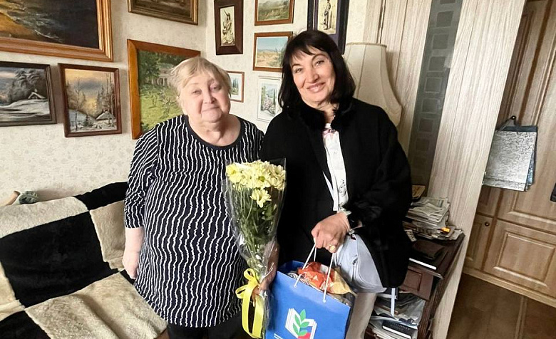Поздравили с днём рождения председателя совета ветеранов работников народного образования и науки Анну Ивановну Филатову.