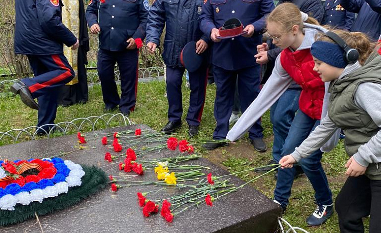 Возложили цветы к памятнику воинам, погибшим в годы Великой Отечественной войны