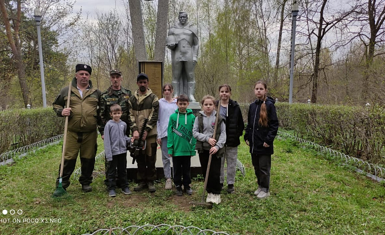 Провели уборку памятника погибшим воинам в годы Великой Отечественной войны в поселке Торфопредприятие