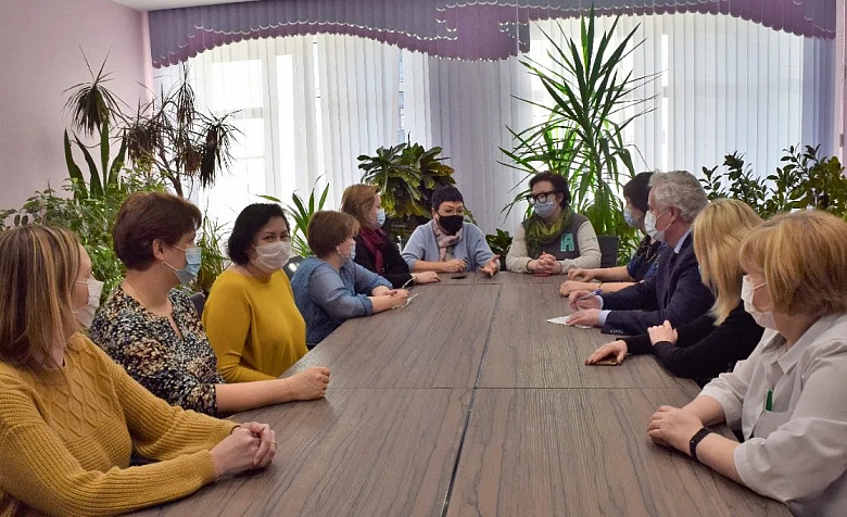 Провели  рабочую встречу с представителями муниципальной  Общественной палаты по вопросу организации и работы пункта сбора гуманитарной помощи беженцам из Донбасса