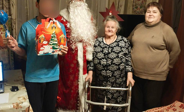В канун Нового года Дед Мороз и Снегурочка поздравили на дому детей, которые в силу ограничения возможностей здоровья не смогут посещать новогодние и рождественские мероприятия