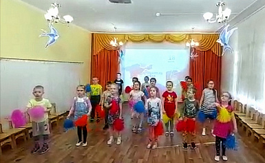 Приняли участие в танцевальном флешмобе "Крымская весна"