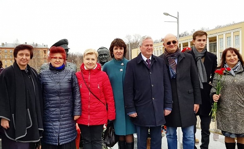Сегодня состоялось торжественное возложение цветов к памятникам  Сергею Павловичу Королеву, Алексею Михайловичу Исаеву и Юрию Алексеевичу Гагарину.