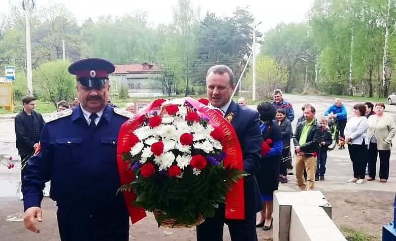9 мая казаки Королевского хуторского казачьего общества возложили цветы к памятнику Воинам, не вернувшимся с войны.